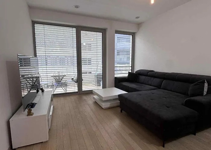 1 Bedroom Gare Апартаменты *